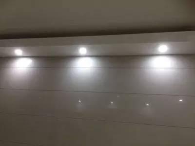 筒燈還是射燈，別因?yàn)檫x錯(cuò)而后悔了，更換會(huì)拆壞吊頂?shù)摹? /> 
</p>
<p style=