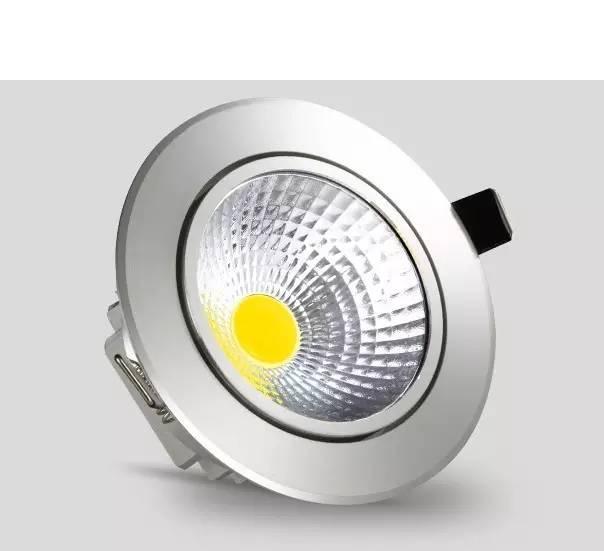 筒燈還是射燈，別因?yàn)檫x錯(cuò)而后悔了，更換會(huì)拆壞吊頂?shù)摹? /> 
</p>
<p style=