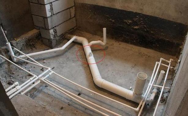 原來下沉式衛(wèi)生間回填要這么做才滴水不漏，難怪我家墻根都發(fā)霉了