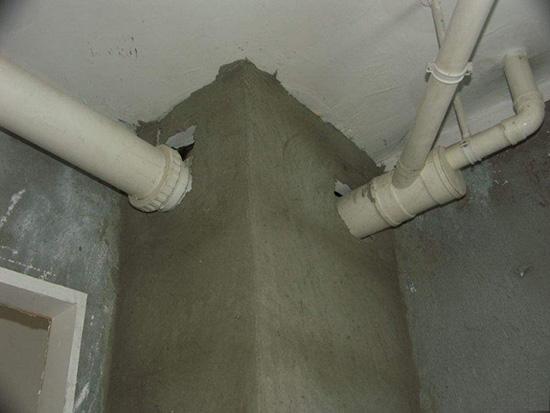 鄰居家的下水管沒有一點(diǎn)水流的聲音，原來是做了包水管！