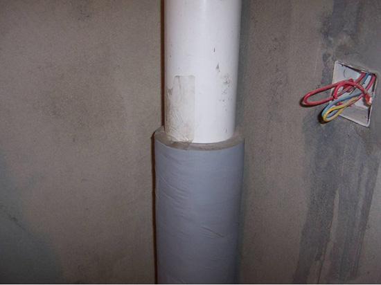 鄰居家的下水管沒有一點(diǎn)水流的聲音，原來是做了包水管！