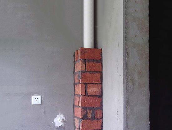 鄰居家的下水管沒有一點(diǎn)水流的聲音，原來是做了包水管！