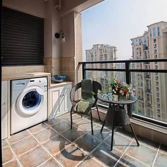 陽(yáng)臺(tái)是貼瓷磚還是刷漆？我家選錯(cuò)了發(fā)霉好后悔！