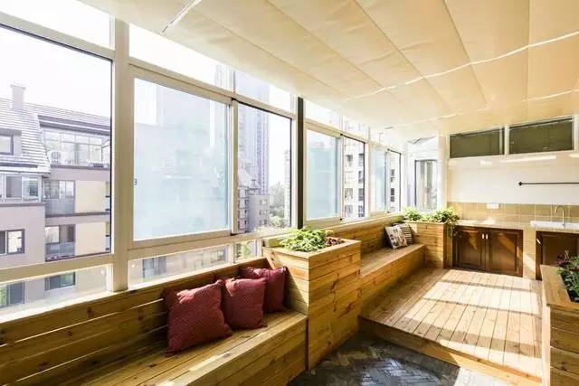 陽(yáng)臺(tái)是貼瓷磚還是刷漆？我家選錯(cuò)了發(fā)霉好后悔！