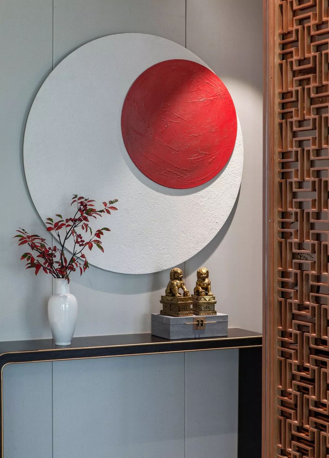 用中國紅打造的新中式之家，把古典與現(xiàn)代糅合在了一起