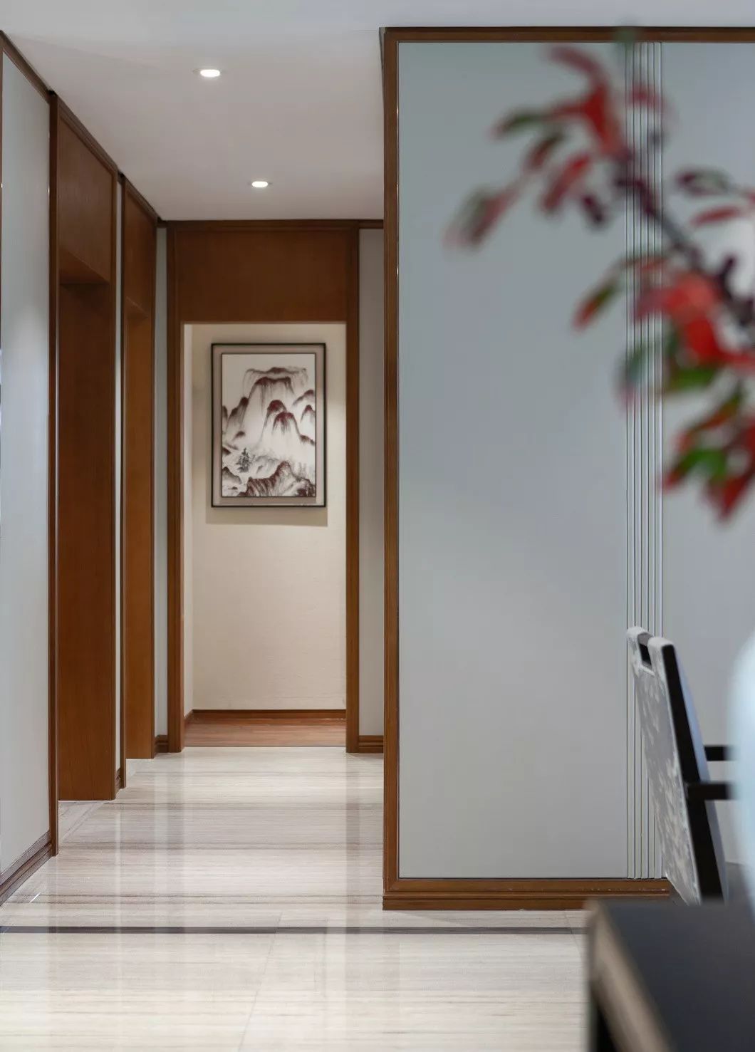 用中國紅打造的新中式之家，把古典與現(xiàn)代糅合在了一起