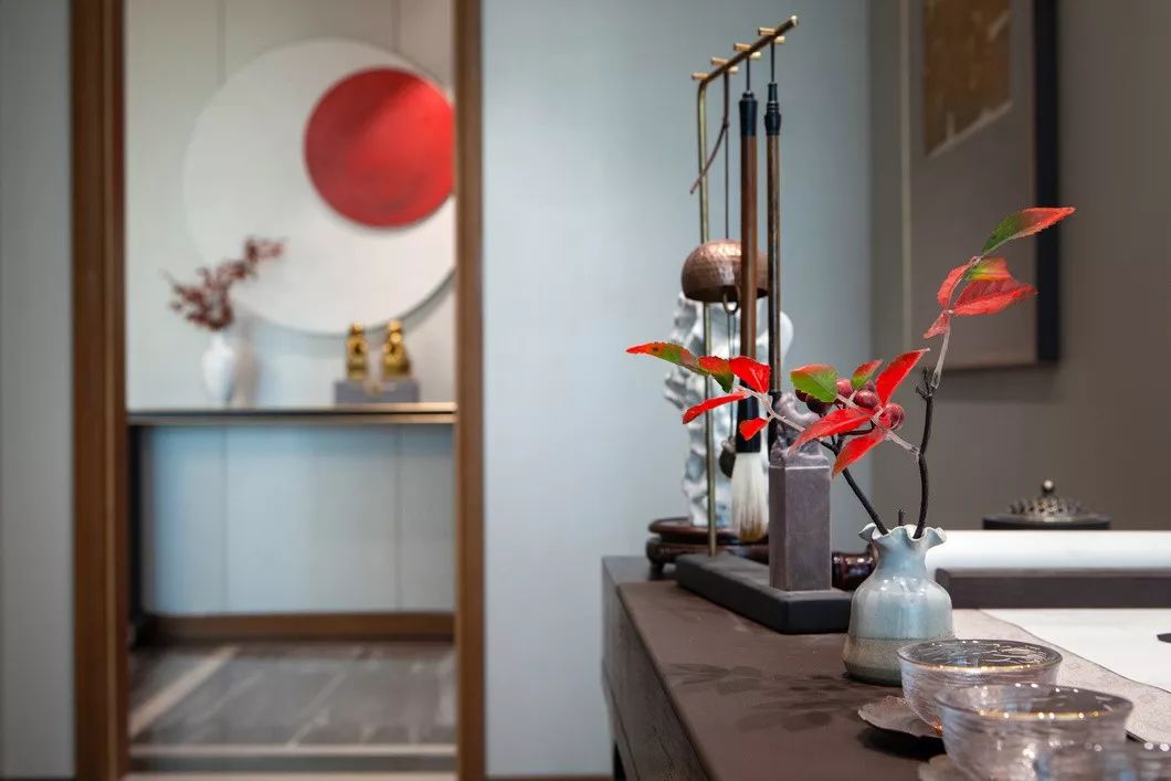 用中國紅打造的新中式之家，把古典與現(xiàn)代糅合在了一起