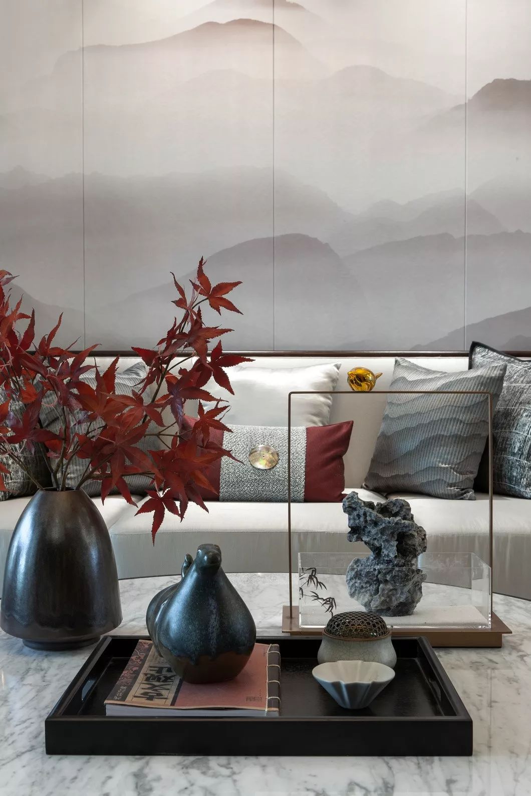 用中國紅打造的新中式之家，把古典與現(xiàn)代糅合在了一起