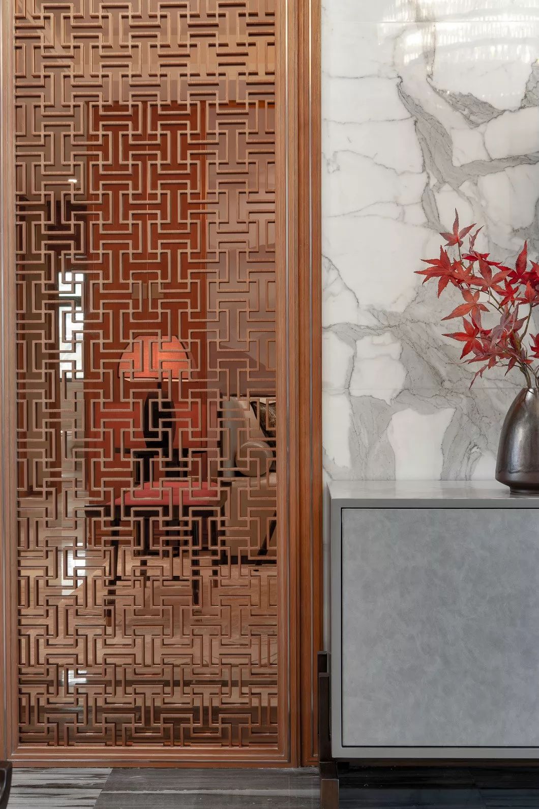 用中國紅打造的新中式之家，把古典與現(xiàn)代糅合在了一起