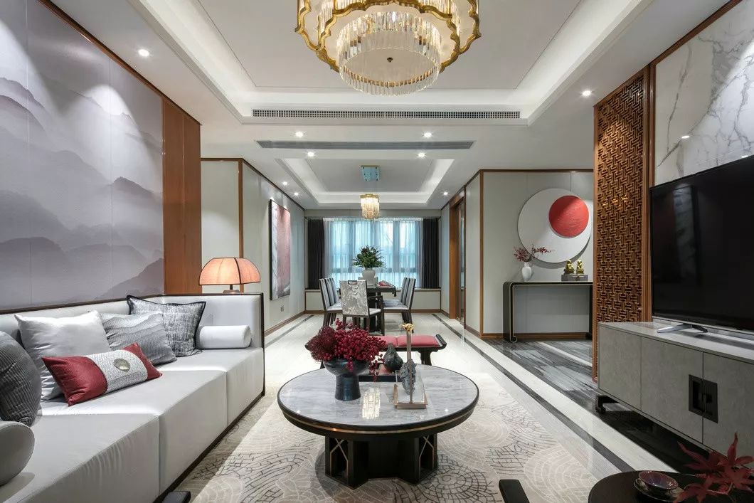 用中國紅打造的新中式之家，把古典與現(xiàn)代糅合在了一起