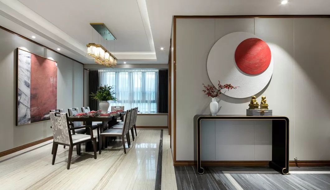 用中國紅打造的新中式之家，把古典與現(xiàn)代糅合在了一起