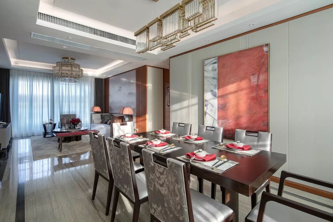 用中國紅打造的新中式之家，把古典與現(xiàn)代糅合在了一起