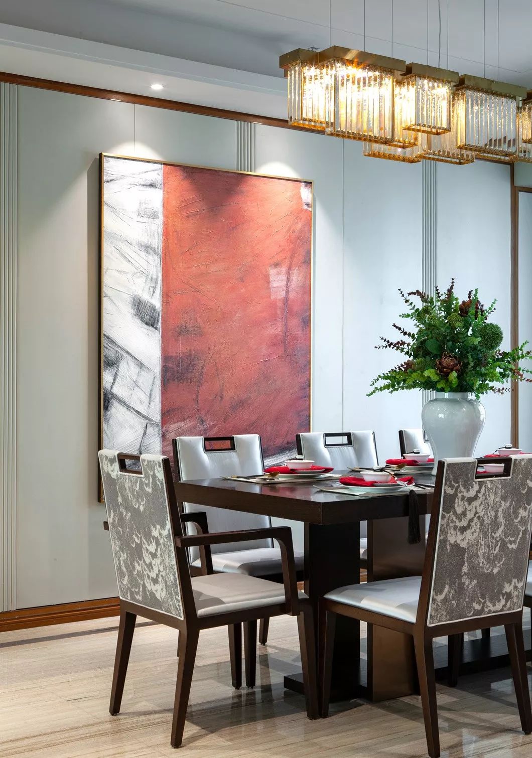 用中國紅打造的新中式之家，把古典與現(xiàn)代糅合在了一起