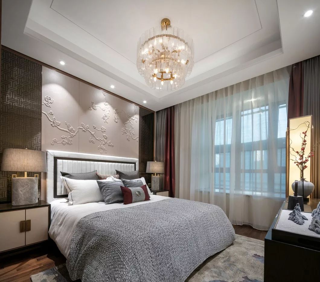 用中國紅打造的新中式之家，把古典與現(xiàn)代糅合在了一起