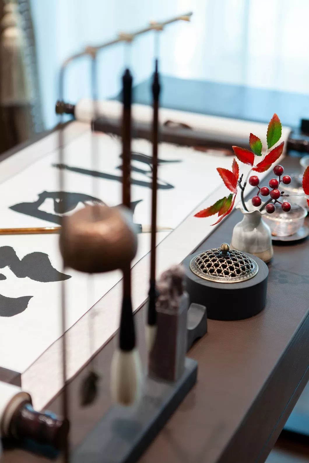 用中國紅打造的新中式之家，把古典與現(xiàn)代糅合在了一起