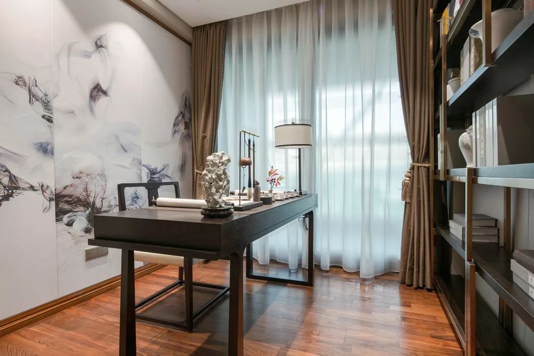 用中國紅打造的新中式之家，把古典與現(xiàn)代糅合在了一起