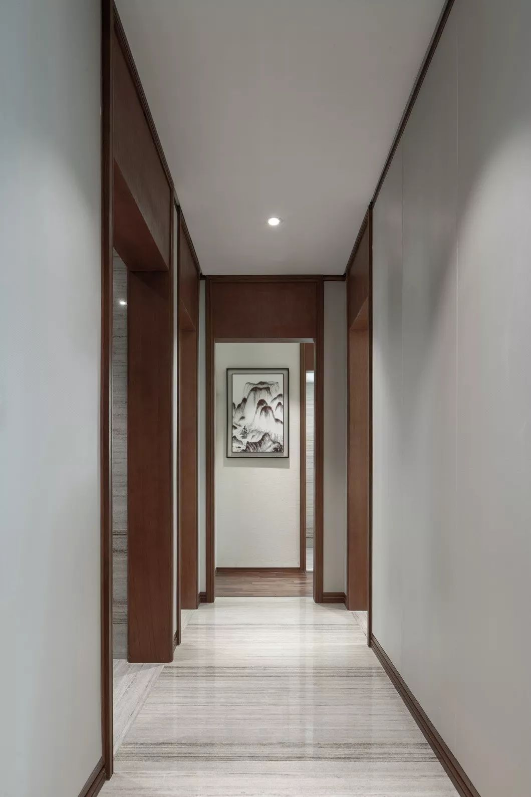 用中國紅打造的新中式之家，把古典與現(xiàn)代糅合在了一起