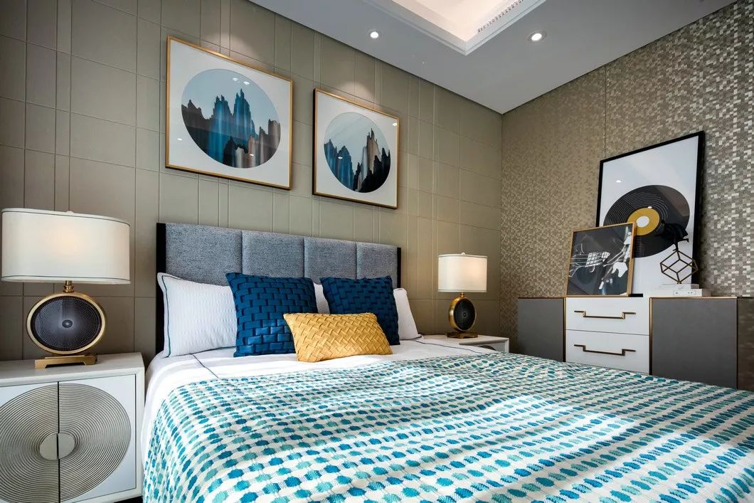 用中國紅打造的新中式之家，把古典與現(xiàn)代糅合在了一起