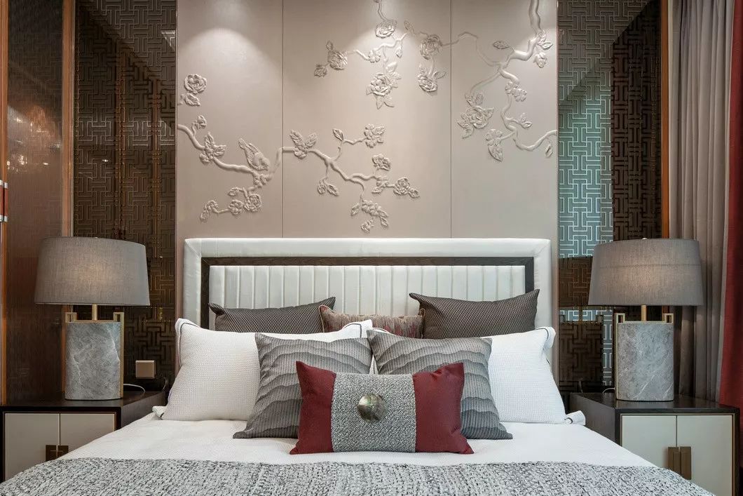 用中國紅打造的新中式之家，把古典與現(xiàn)代糅合在了一起