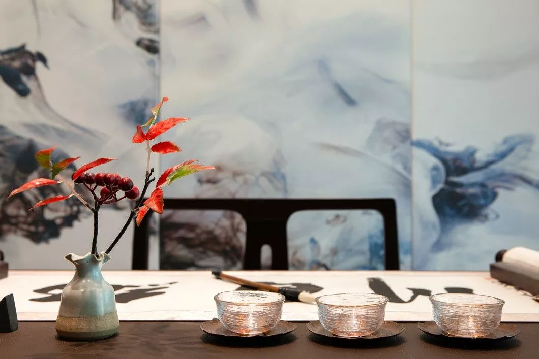 用中國紅打造的新中式之家，把古典與現(xiàn)代糅合在了一起