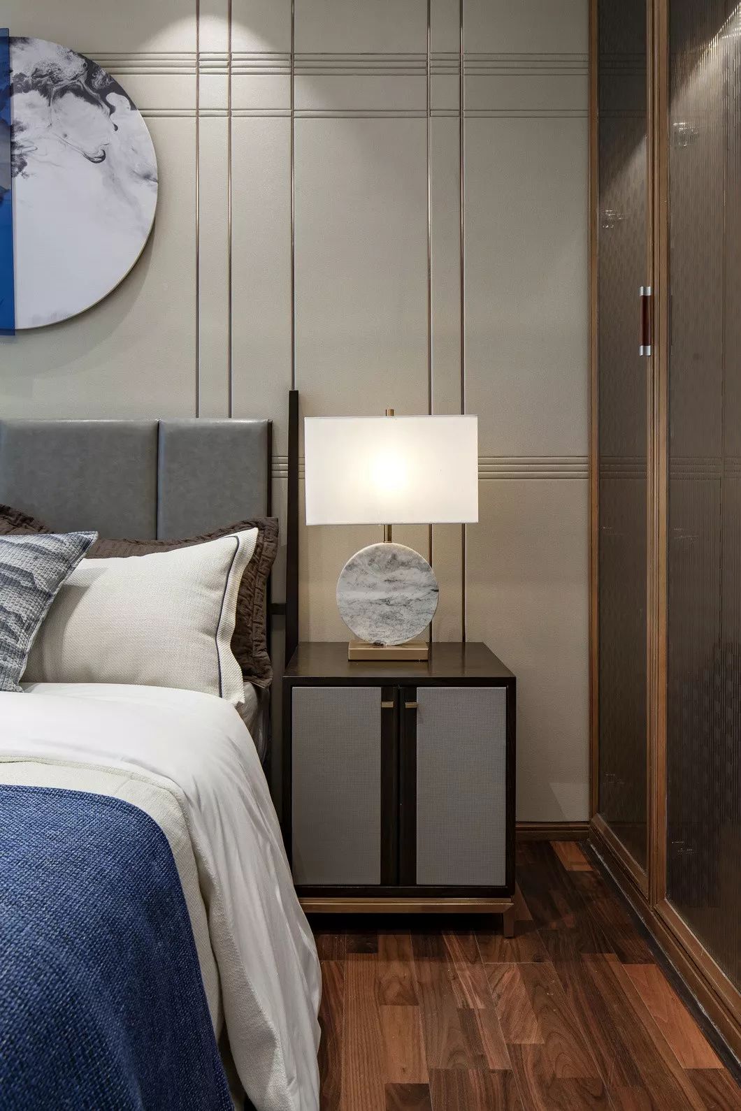 用中國紅打造的新中式之家，把古典與現(xiàn)代糅合在了一起