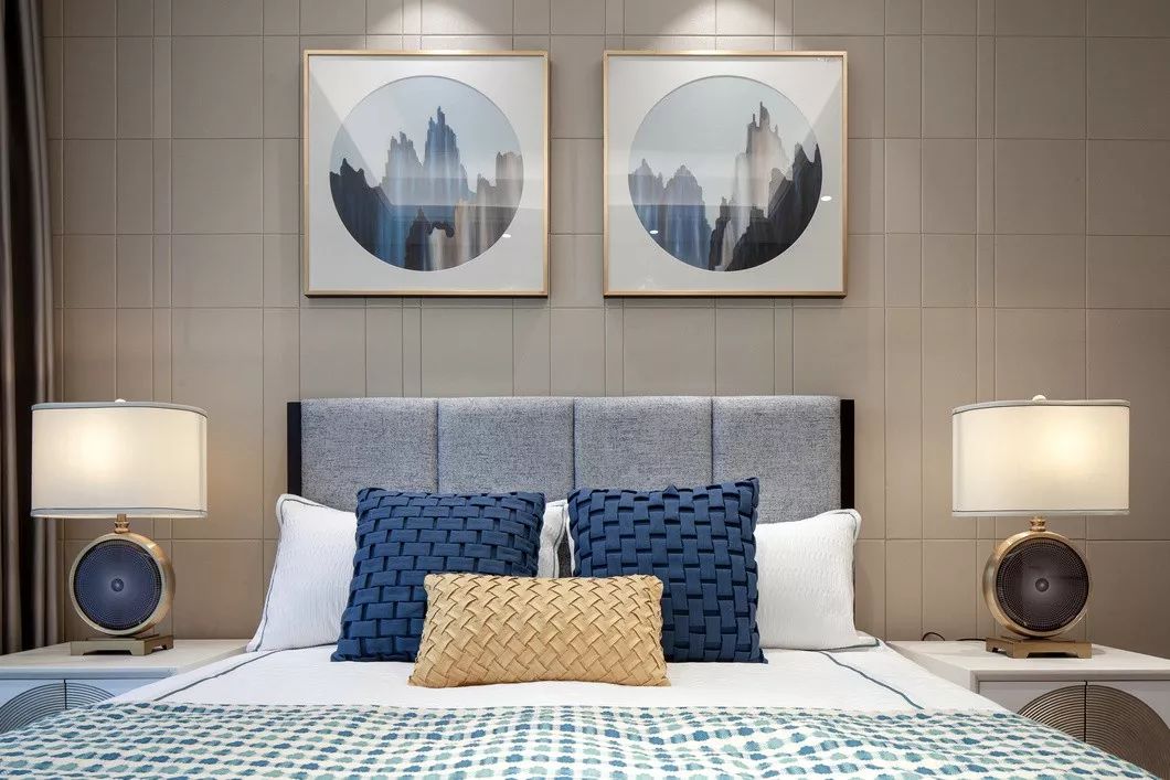 用中國紅打造的新中式之家，把古典與現(xiàn)代糅合在了一起