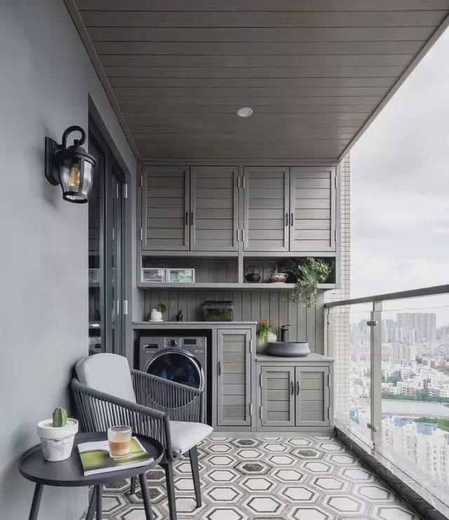 為什么越來(lái)越多人在陽(yáng)臺(tái)裝洗衣柜？看完你秒懂