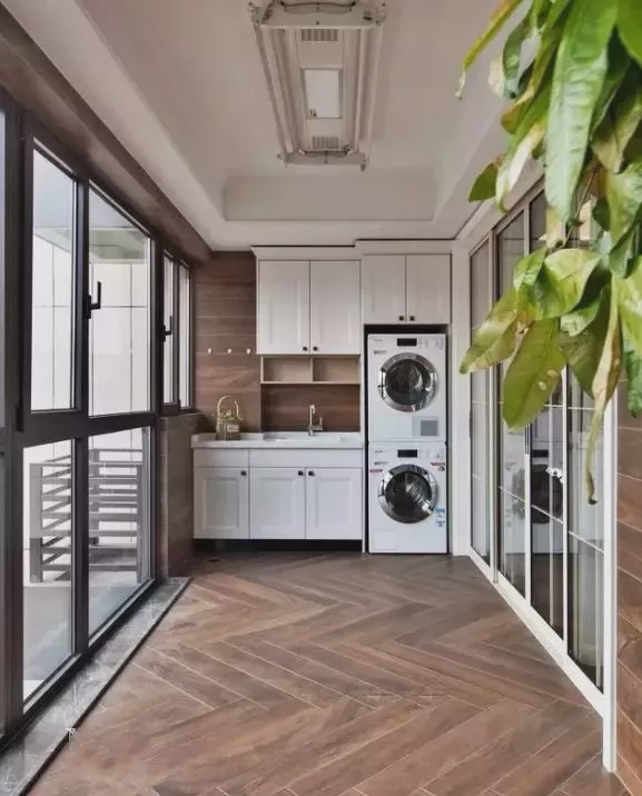 為什么越來(lái)越多人在陽(yáng)臺(tái)裝洗衣柜？看完你秒懂