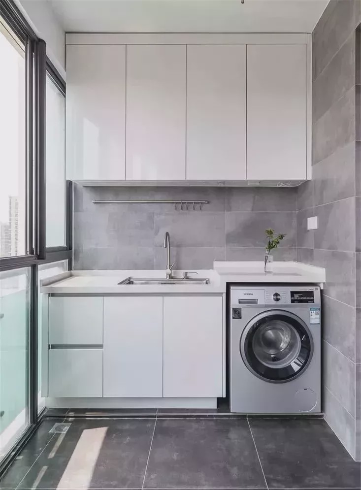 為什么越來(lái)越多人在陽(yáng)臺(tái)裝洗衣柜？看完你秒懂