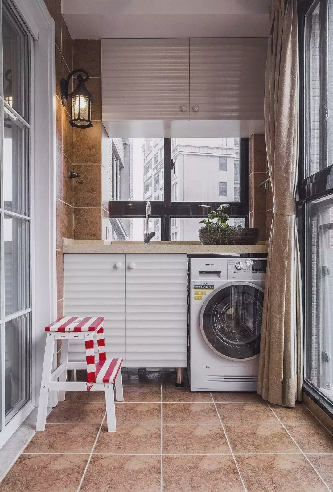 為什么越來(lái)越多人在陽(yáng)臺(tái)裝洗衣柜？看完你秒懂