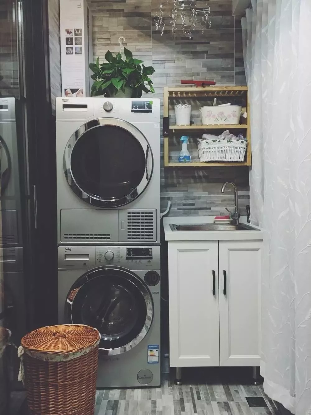 為什么越來(lái)越多人在陽(yáng)臺(tái)裝洗衣柜？看完你秒懂