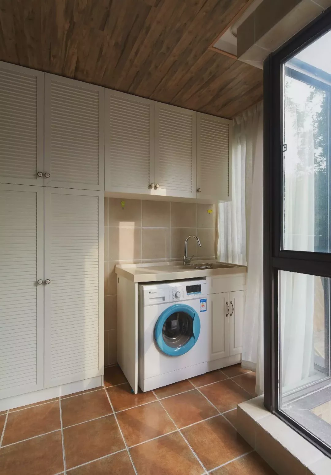 為什么越來(lái)越多人在陽(yáng)臺(tái)裝洗衣柜？看完你秒懂