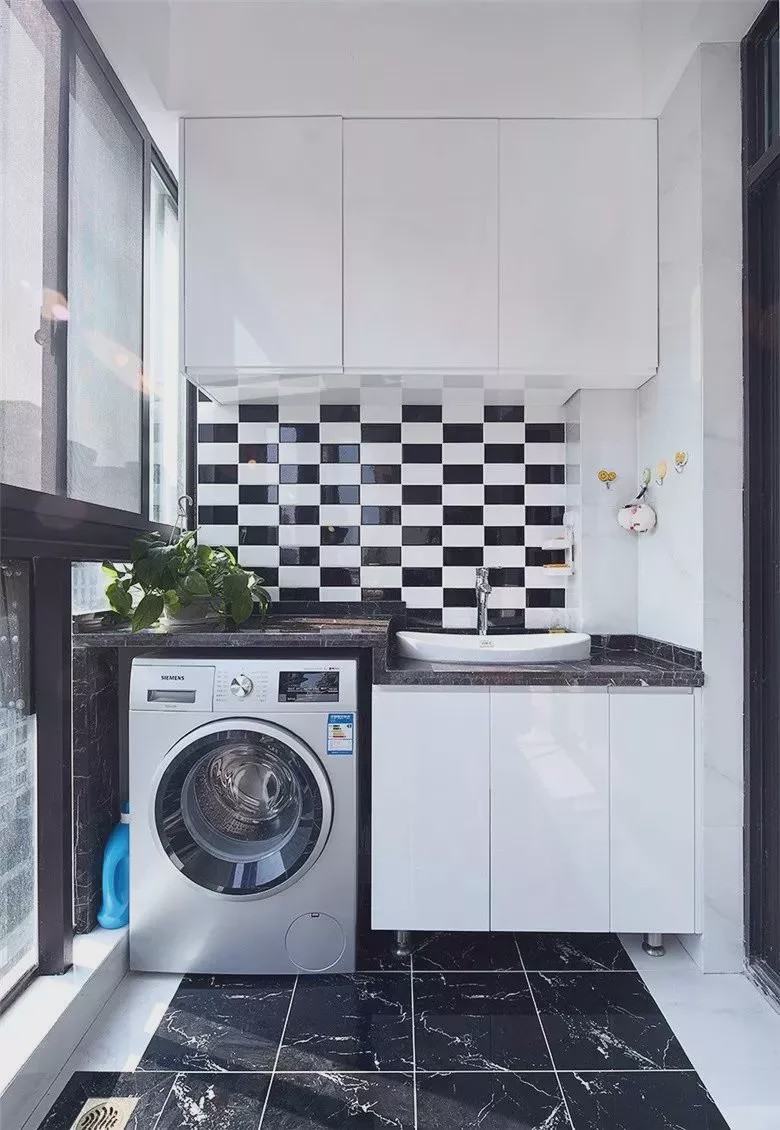 為什么越來(lái)越多人在陽(yáng)臺(tái)裝洗衣柜？看完你秒懂