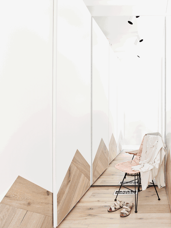 &nbsp; “融入式衣櫥”可以根據(jù)臥室戶型，設(shè)計成不同布局。最傳統(tǒng)的是“I形”衣帽儲物，實現(xiàn)最大化的收納效率。柜門要用拉門，這樣更節(jié)省空間。