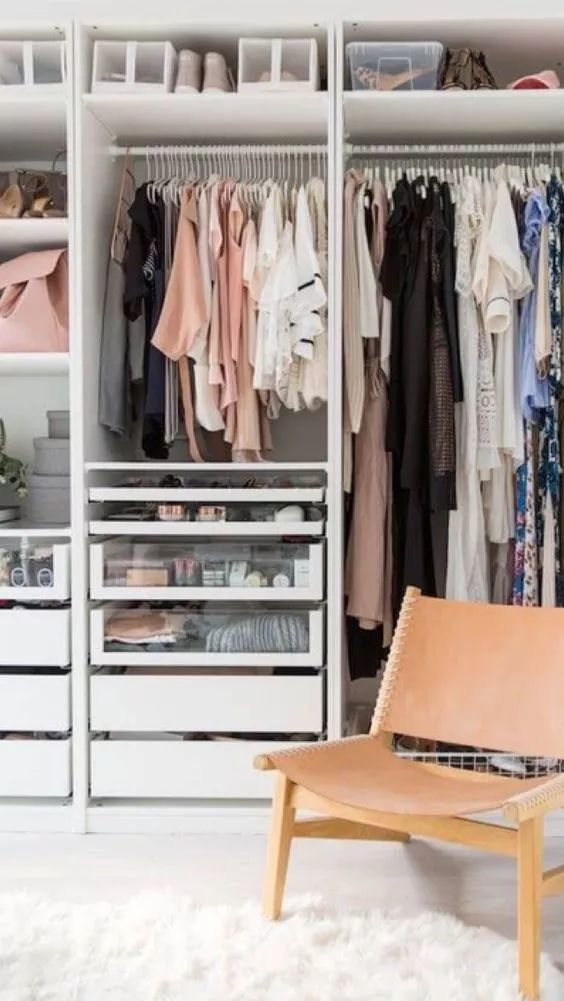 &nbsp; 臥室面積稍大的也可以設(shè)計成“L形”衣帽間，容量更大。而且房間內(nèi)側(cè)的柜子可以打造“頂柜+矮柜”組合，主人能夠在臺面上擺放首飾、包包、化妝品，還可以做一些衣物整理的家務(wù)活。