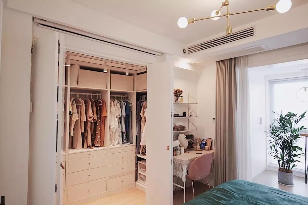 &nbsp; 如果臥室不大，我們找到房間一角，利用“L形”布局和床頭，拼出一個三角區(qū)域，臥室衣帽間就誕生了。