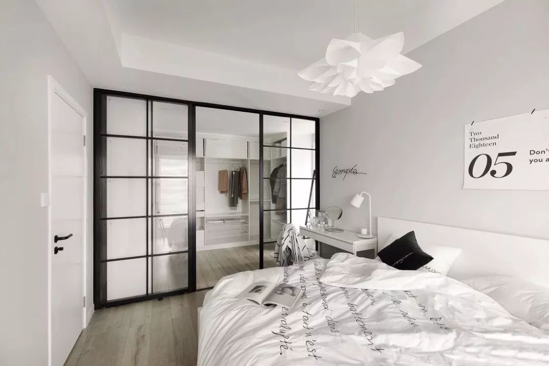 &nbsp; 利用鏡面拉門不僅省去放鏡子的空間，而且會有放大空間的效果，視覺上寬敞了不少。