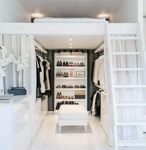 &nbsp; 對于小LOFT來說，樓梯下斜斜的空間一般用作儲藏室太過可惜，它可是絕佳的改造位置。稍微用點小心思，就能擁有一個別有洞天的衣帽間哦！