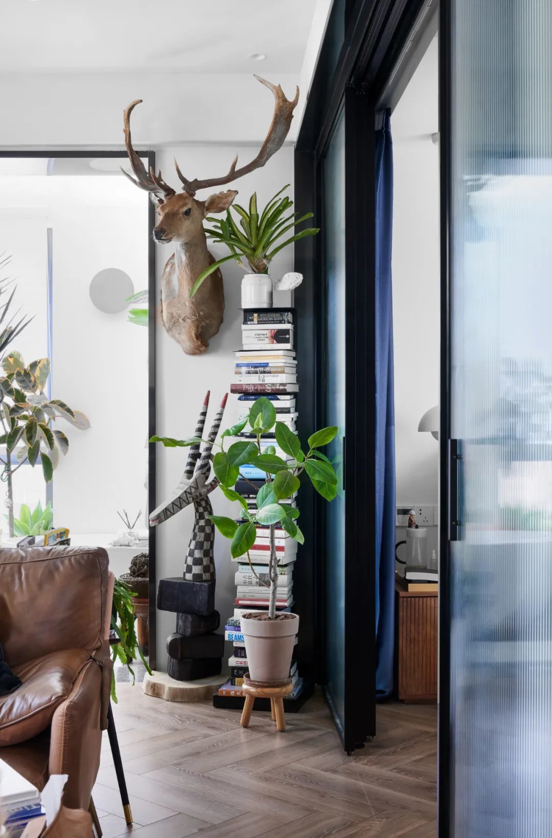 吊軌門的地面是平整的