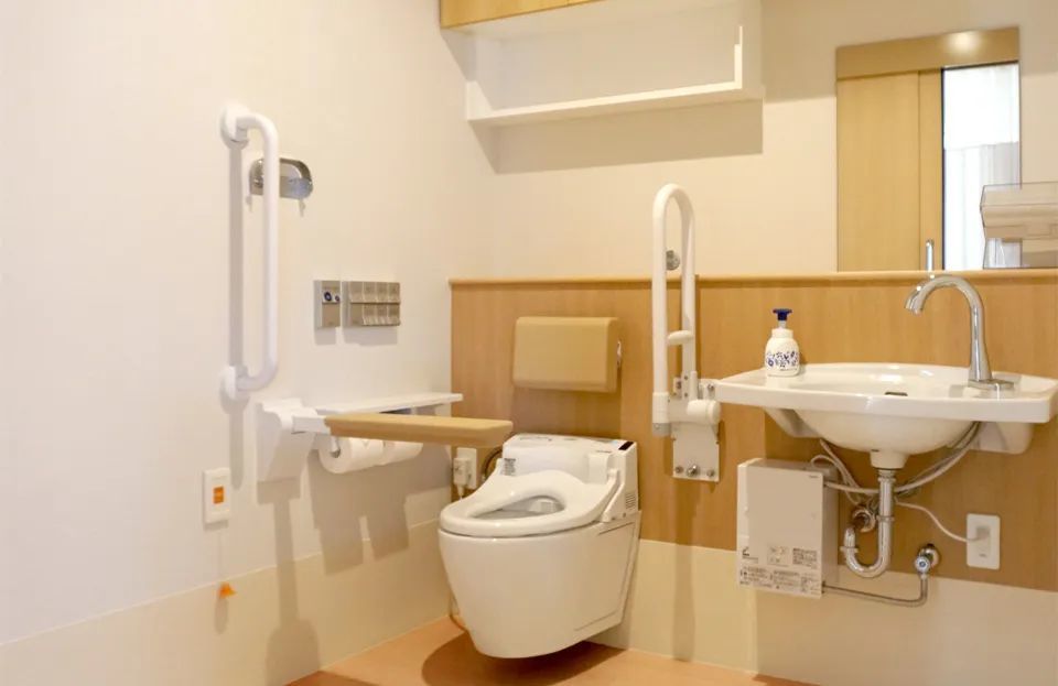 洗手臺下也保留了足夠空間，避免膝蓋碰到