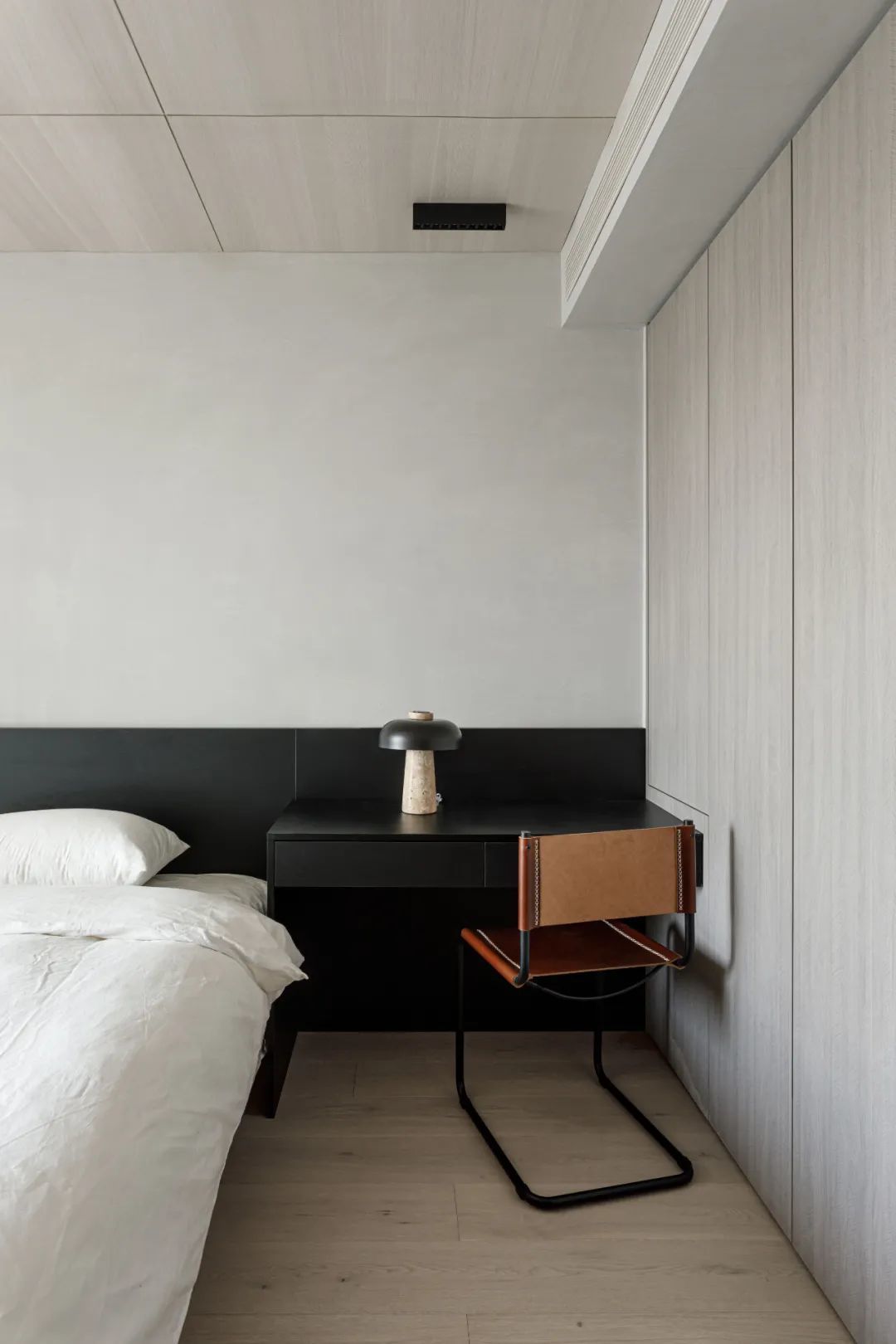 書桌設(shè)置臺燈